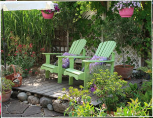 Gartentraum Solms, Sitzplatz mit Adirondack Chairs