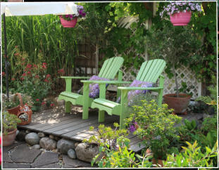 Gartentraum Solms, Sitzplatz mit Adirondack Chairs